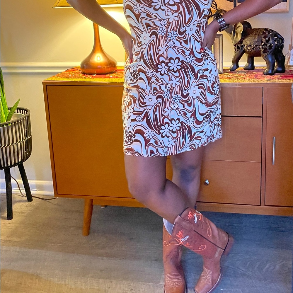 Almost famous 70’s vibey polyester mini dress with front zip.